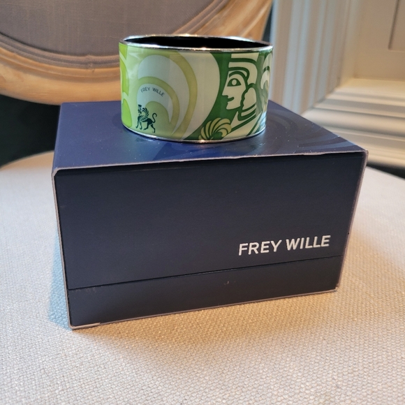 FREY WILLE--classic silver enamel bangle with signature motif in green - Picture 5 of 5